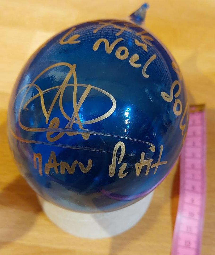 Boule en verre soufflée et signée par Emmanuel Petit.