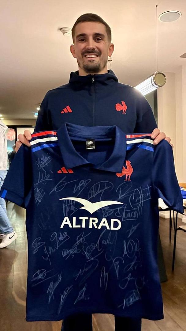 Maillot le l'équipe de France de rugby dédicacé par tous les joueurs.